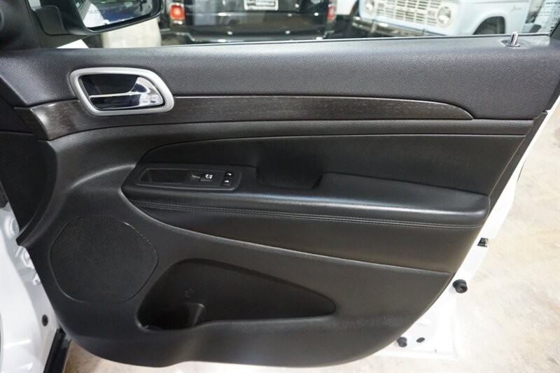 Jeep Grand Cherokee Laredo Vehicle Full-screen Gallery Image 33