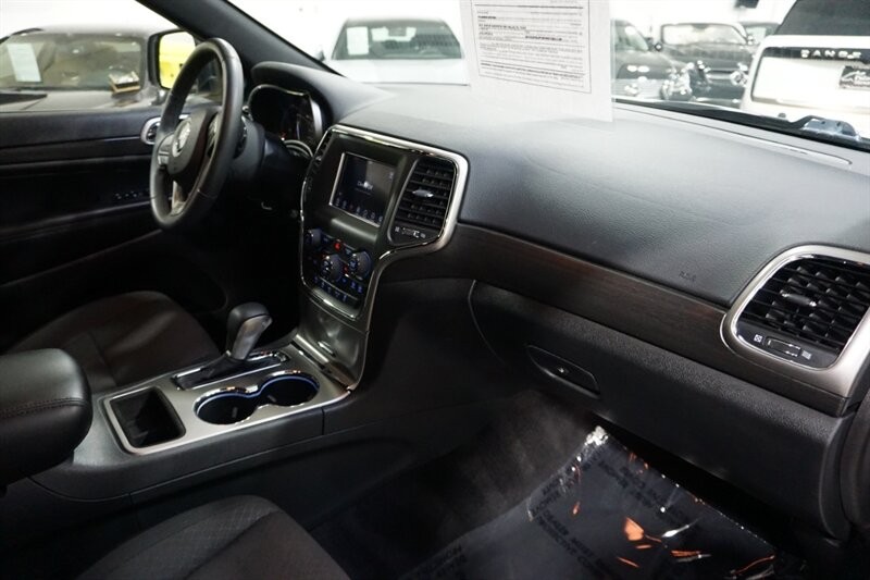 Jeep Grand Cherokee Laredo Vehicle Full-screen Gallery Image 34