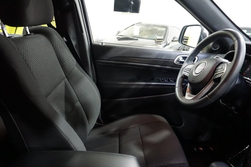 Jeep Grand Cherokee Laredo Vehicle Full-screen Gallery Image 35