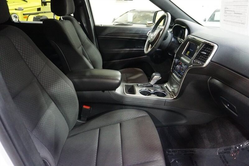 Jeep Grand Cherokee Laredo Vehicle Full-screen Gallery Image 36