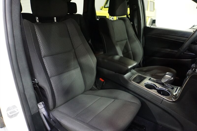 Jeep Grand Cherokee Laredo Vehicle Full-screen Gallery Image 37