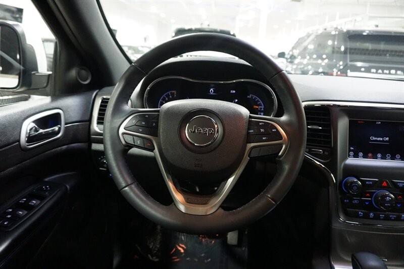 Jeep Grand Cherokee Laredo Vehicle Full-screen Gallery Image 38