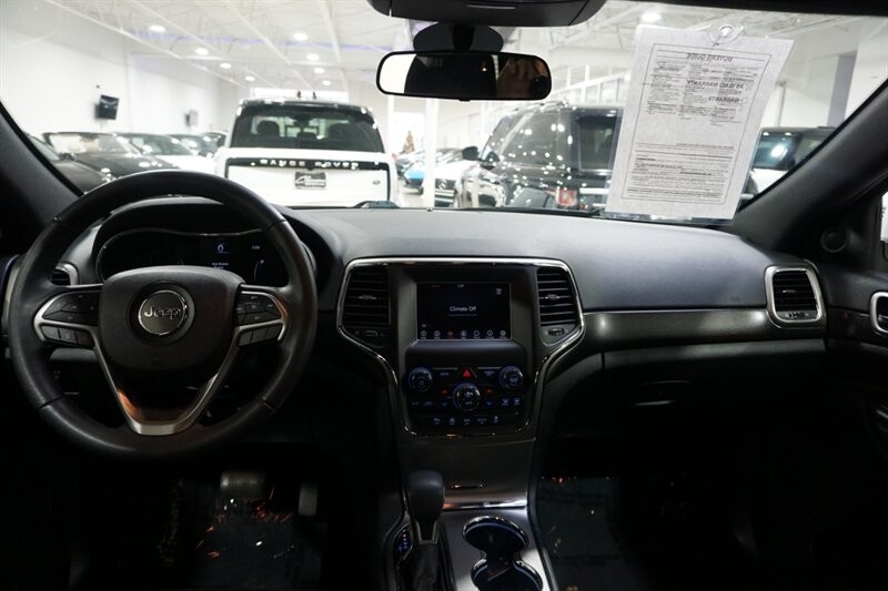 Jeep Grand Cherokee Laredo Vehicle Full-screen Gallery Image 39