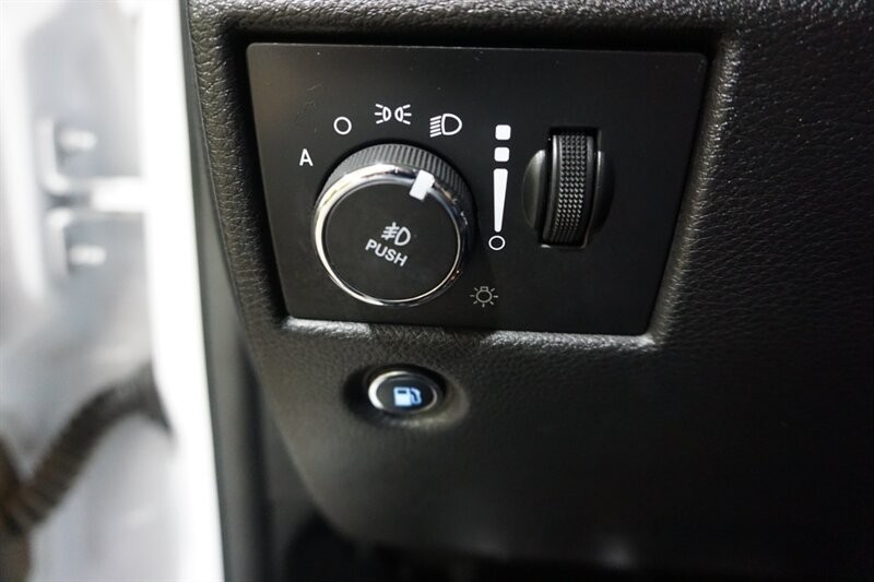 Jeep Grand Cherokee Laredo Vehicle Full-screen Gallery Image 40