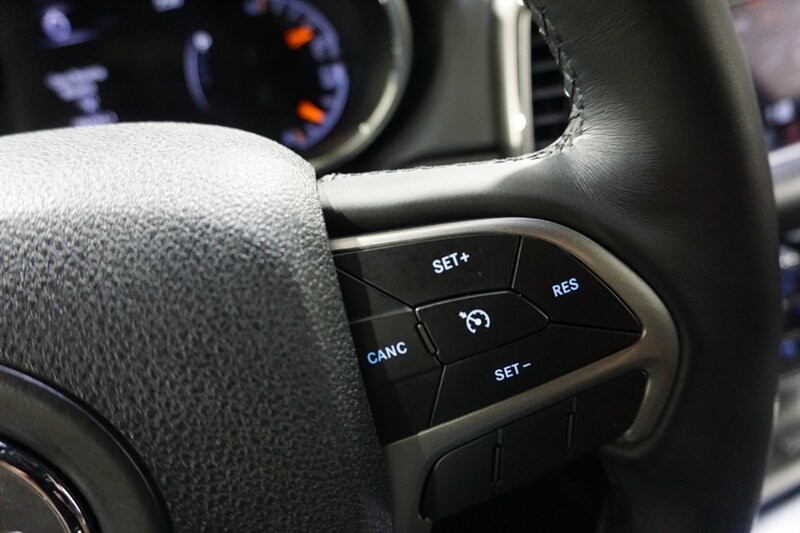 Jeep Grand Cherokee Laredo Vehicle Full-screen Gallery Image 42