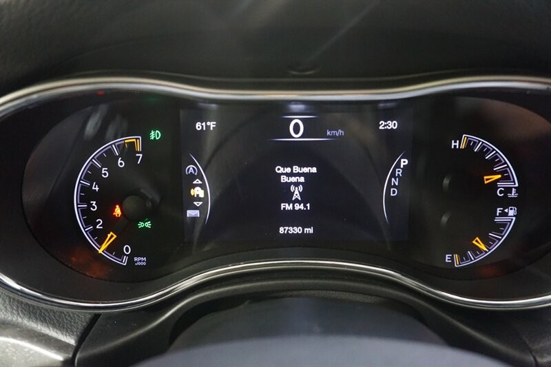 Jeep Grand Cherokee Laredo Vehicle Full-screen Gallery Image 43