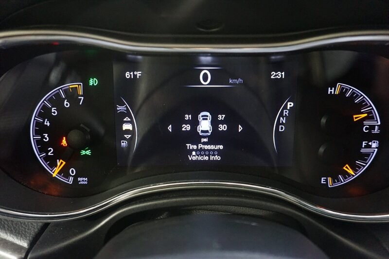 Jeep Grand Cherokee Laredo Vehicle Full-screen Gallery Image 47