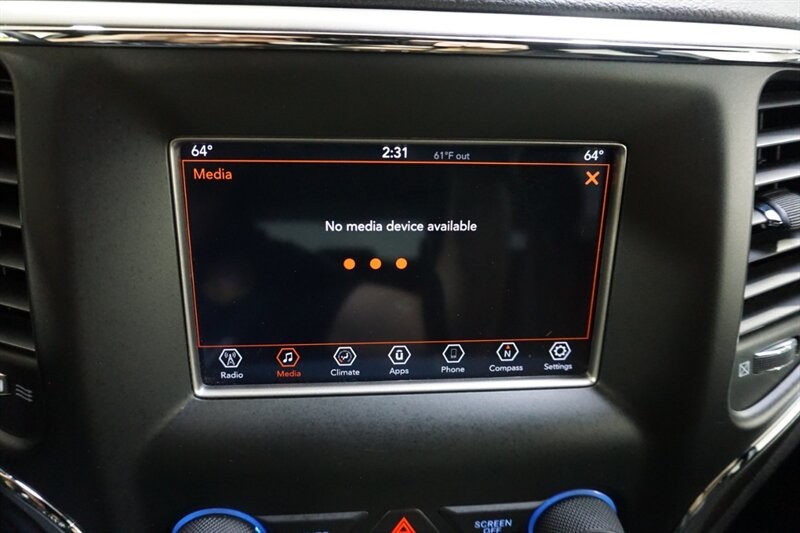 Jeep Grand Cherokee Laredo Vehicle Full-screen Gallery Image 50