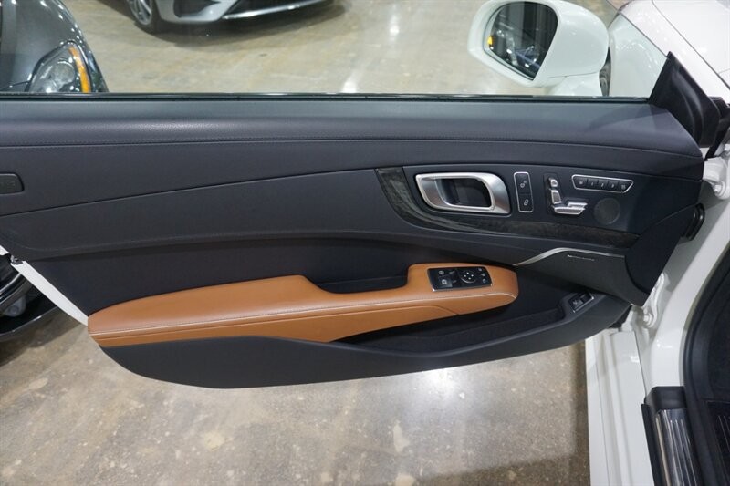 Mercedes-Benz SL 450 Vehicle Full-screen Gallery Image 17