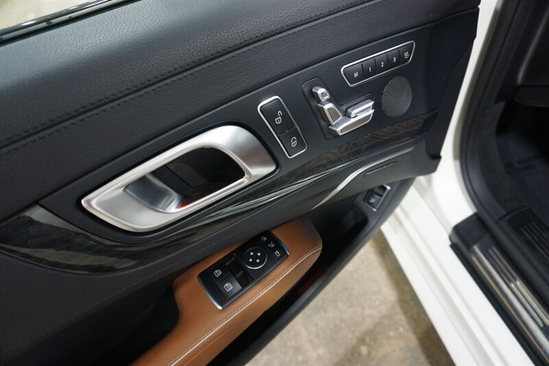 Mercedes-Benz SL 450 Vehicle Full-screen Gallery Image 18