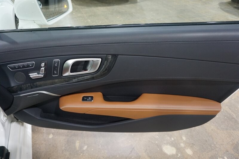 Mercedes-Benz SL 450 Vehicle Full-screen Gallery Image 23