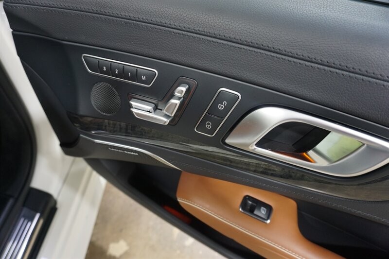 Mercedes-Benz SL 450 Vehicle Full-screen Gallery Image 24