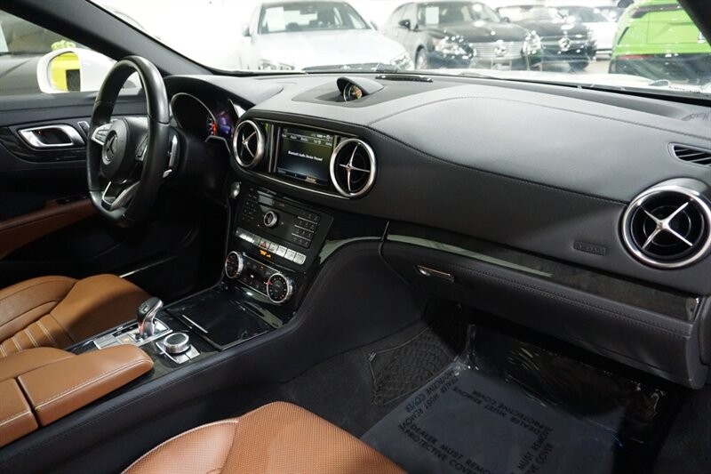Mercedes-Benz SL 450 Vehicle Full-screen Gallery Image 25
