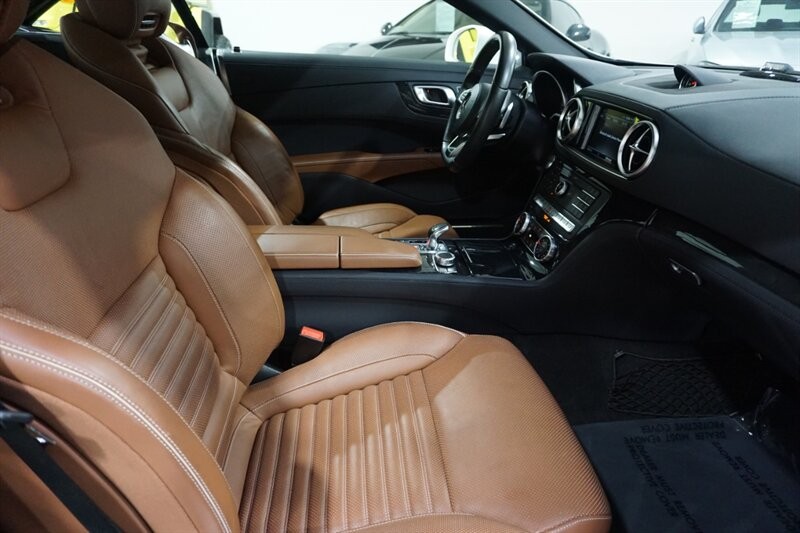 Mercedes-Benz SL 450 Vehicle Full-screen Gallery Image 27