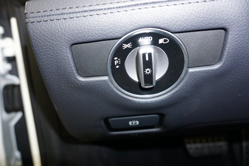 Mercedes-Benz SL 450 Vehicle Full-screen Gallery Image 31