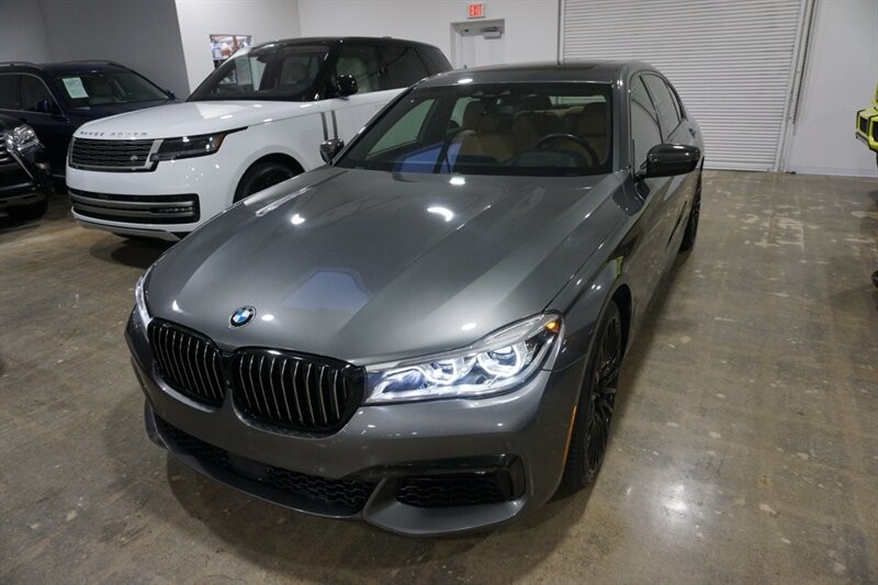 BMW 750i Vehicle Full-screen Gallery Image 02