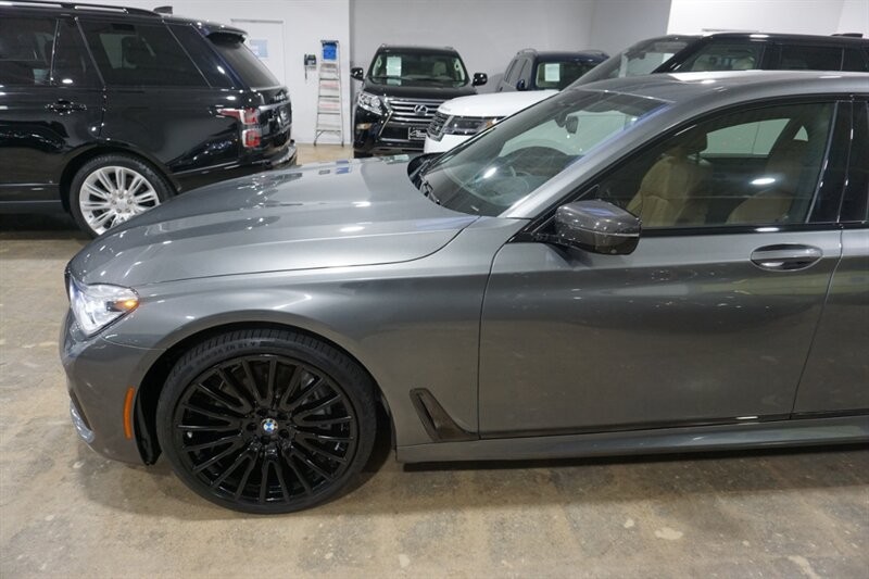 BMW 750i Vehicle Full-screen Gallery Image 03