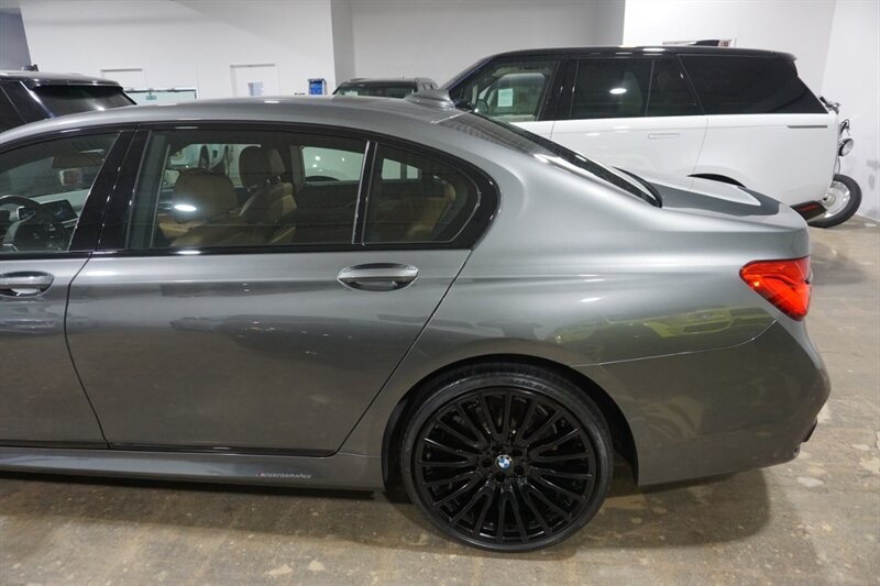 BMW 750i Vehicle Full-screen Gallery Image 04