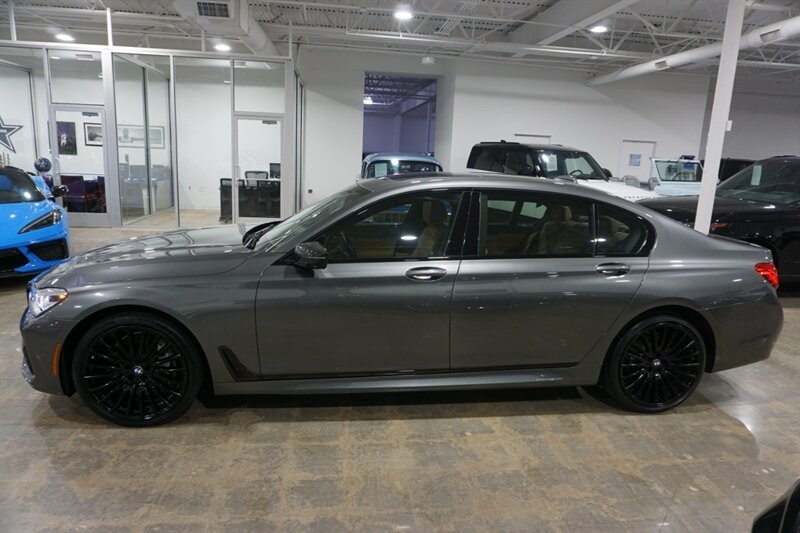 BMW 750i Vehicle Full-screen Gallery Image 05