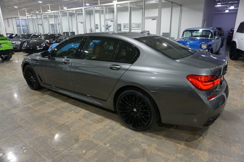 BMW 750i Vehicle Full-screen Gallery Image 06