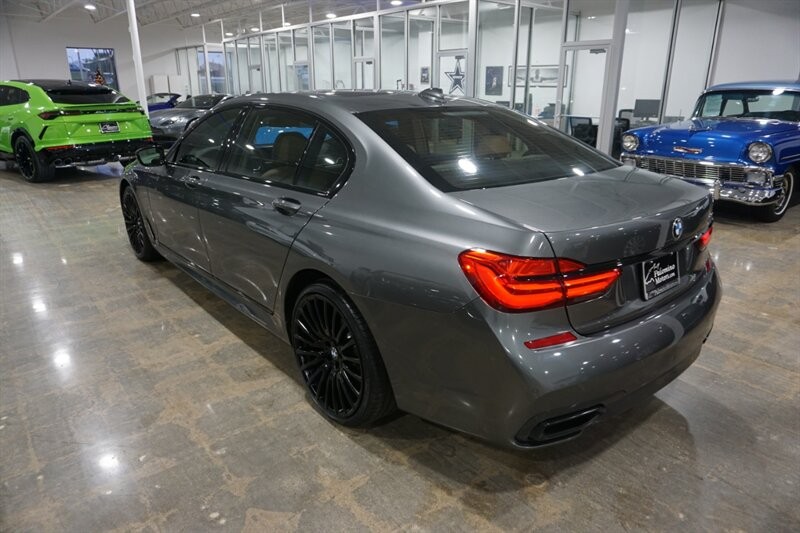 BMW 750i Vehicle Full-screen Gallery Image 07