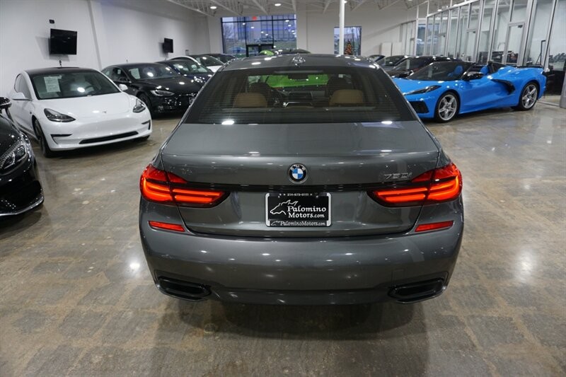 BMW 750i Vehicle Full-screen Gallery Image 08