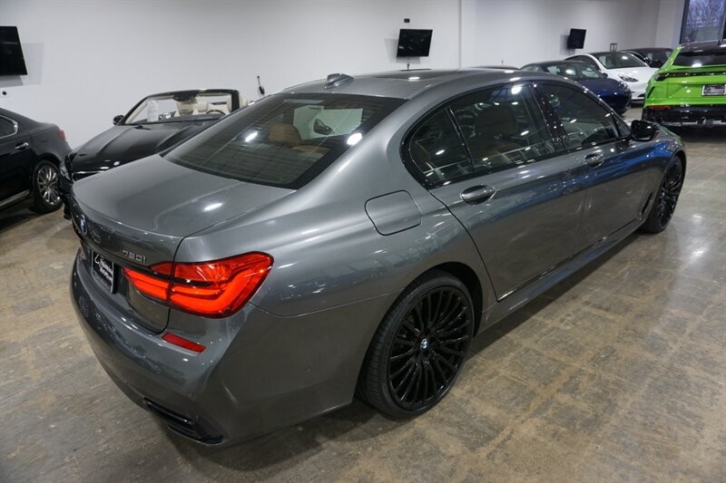 BMW 750i Vehicle Full-screen Gallery Image 09