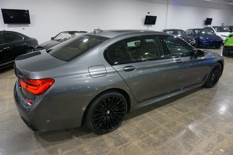 BMW 750i Vehicle Full-screen Gallery Image 10