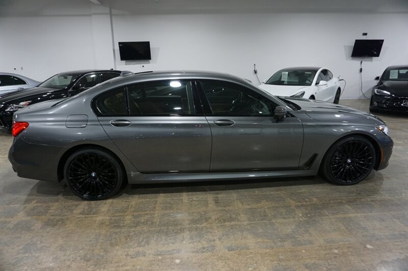 BMW 750i Vehicle Full-screen Gallery Image 11