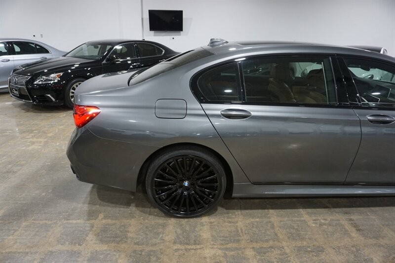 BMW 750i Vehicle Full-screen Gallery Image 12