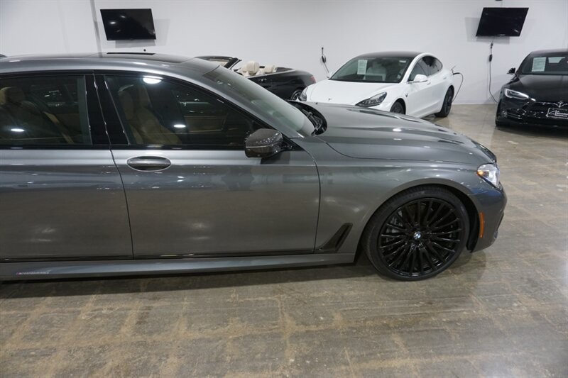 BMW 750i Vehicle Full-screen Gallery Image 13