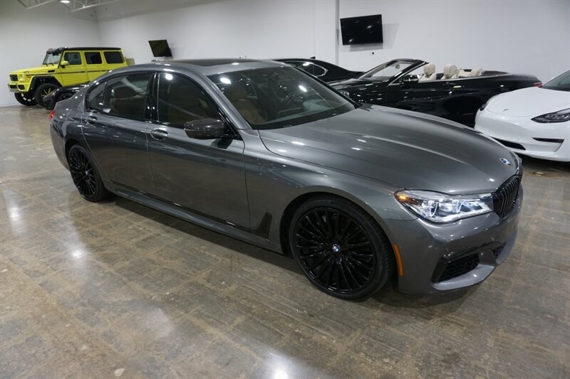 BMW 750i Vehicle Full-screen Gallery Image 14