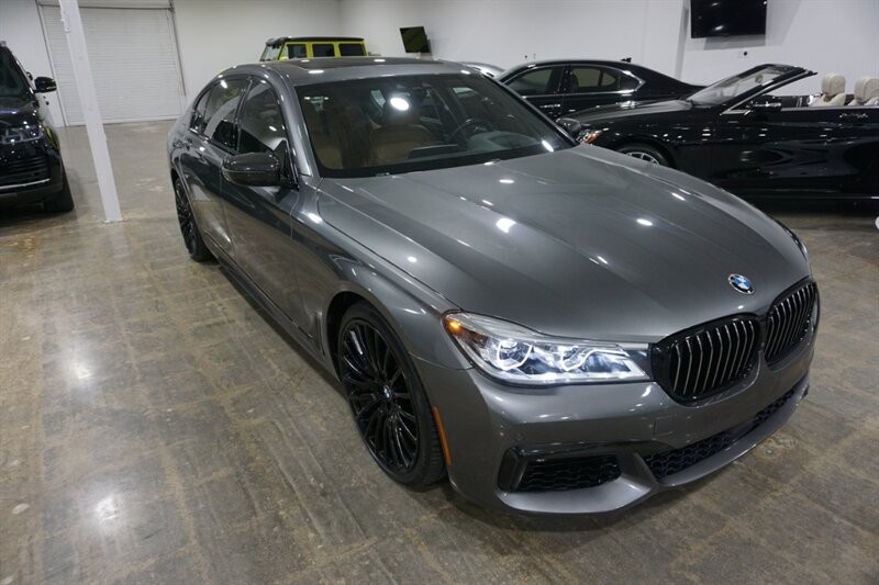 BMW 750i Vehicle Full-screen Gallery Image 15