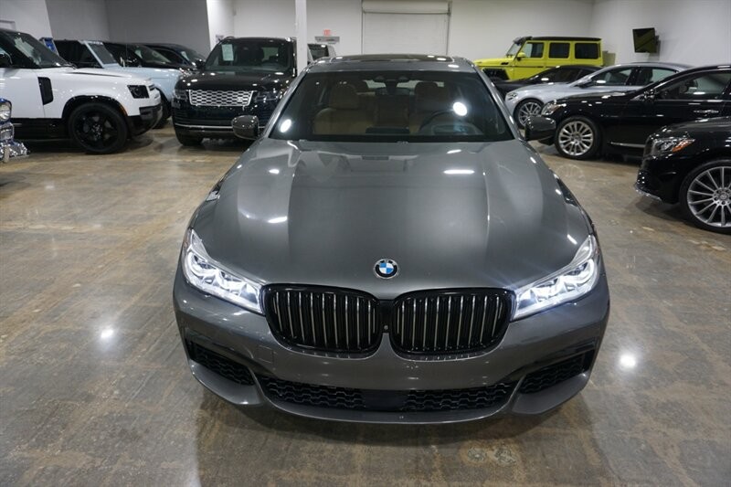 BMW 750i Vehicle Full-screen Gallery Image 16