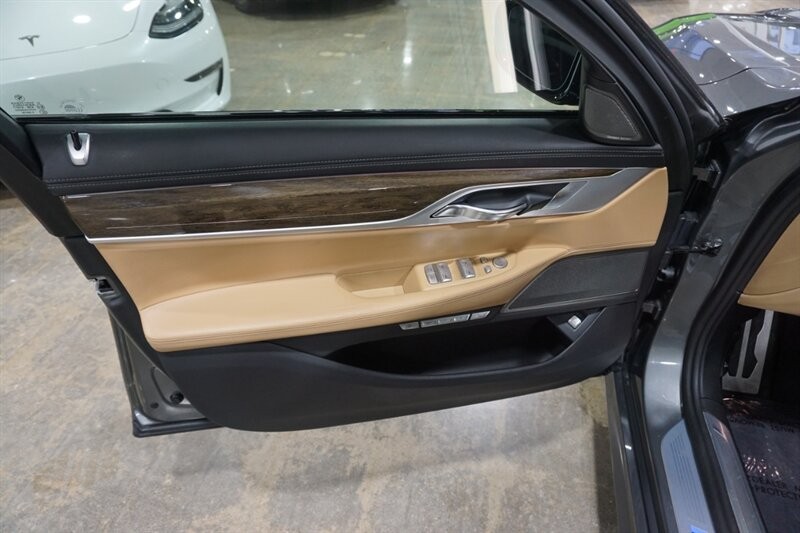 BMW 750i Vehicle Full-screen Gallery Image 17