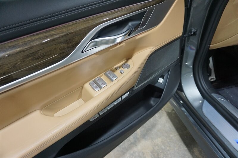 BMW 750i Vehicle Full-screen Gallery Image 18