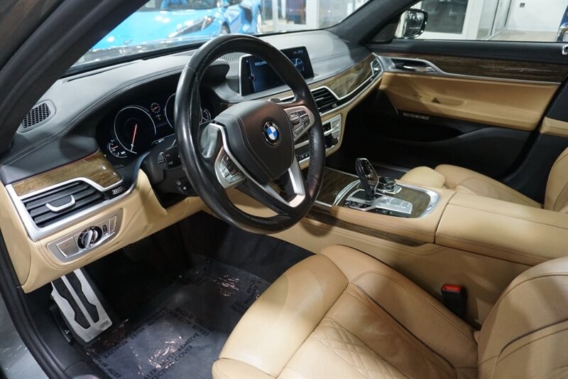 BMW 750i Vehicle Full-screen Gallery Image 19