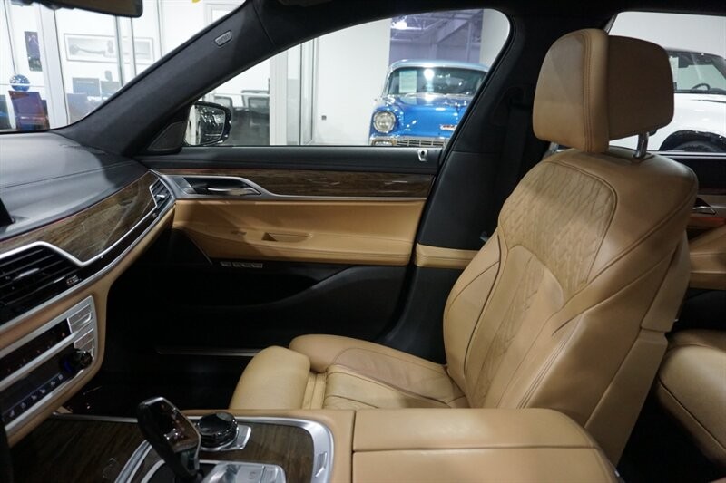 BMW 750i Vehicle Full-screen Gallery Image 20