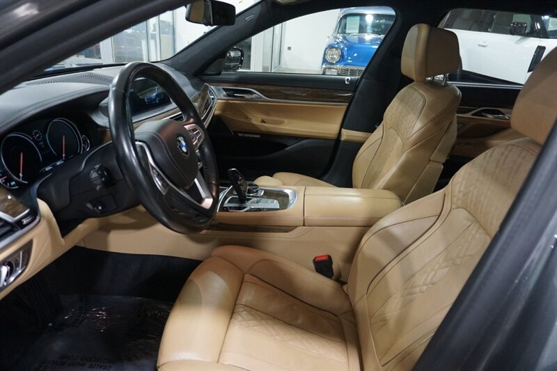 BMW 750i Vehicle Full-screen Gallery Image 21