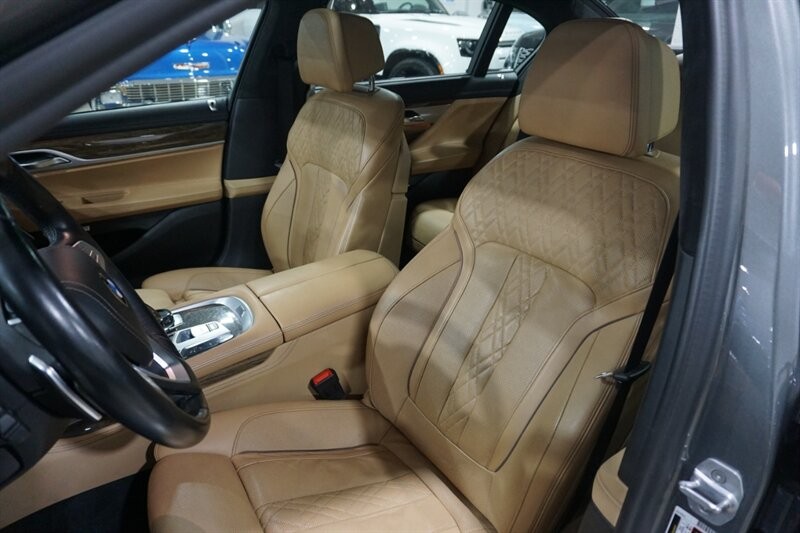 BMW 750i Vehicle Full-screen Gallery Image 22