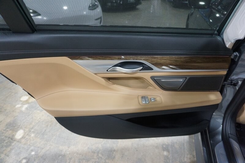 BMW 750i Vehicle Full-screen Gallery Image 23