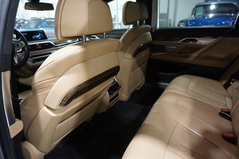 BMW 750i Vehicle Full-screen Gallery Image 24