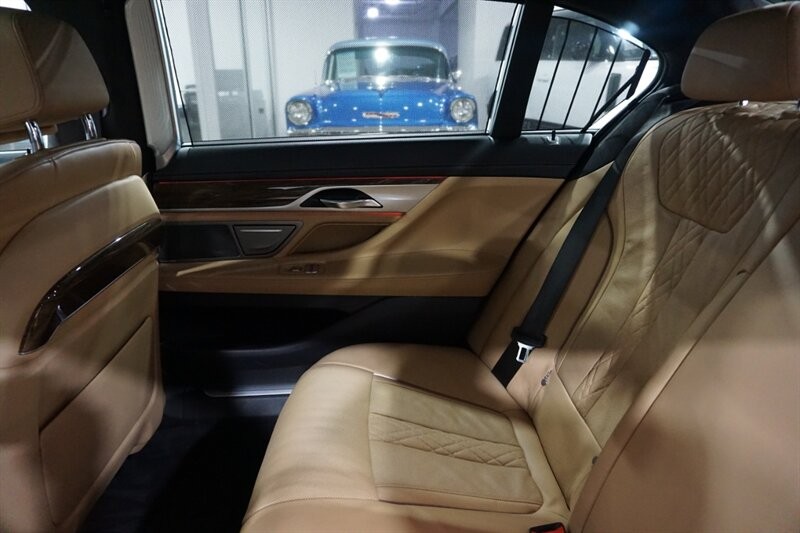 BMW 750i Vehicle Full-screen Gallery Image 25