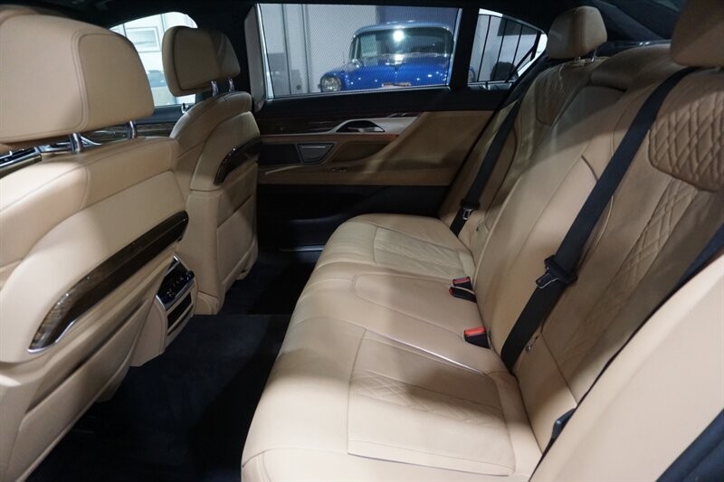 BMW 750i Vehicle Full-screen Gallery Image 26