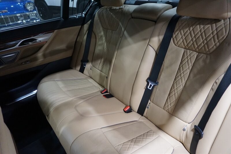 BMW 750i Vehicle Full-screen Gallery Image 27