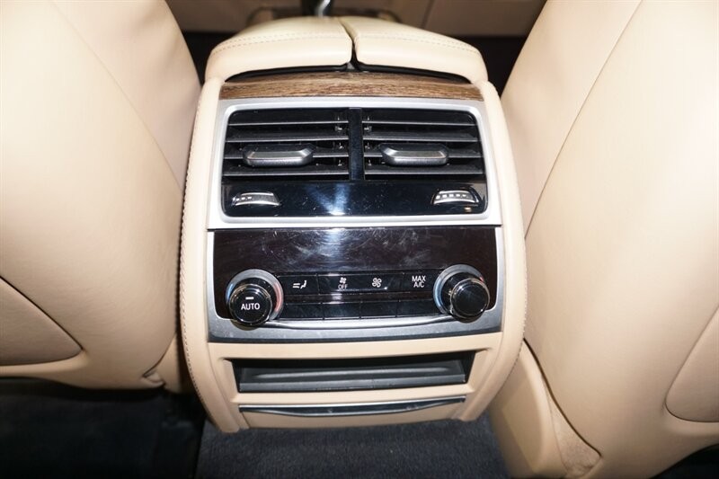 BMW 750i Vehicle Full-screen Gallery Image 28