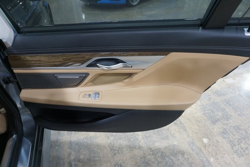 BMW 750i Vehicle Full-screen Gallery Image 29