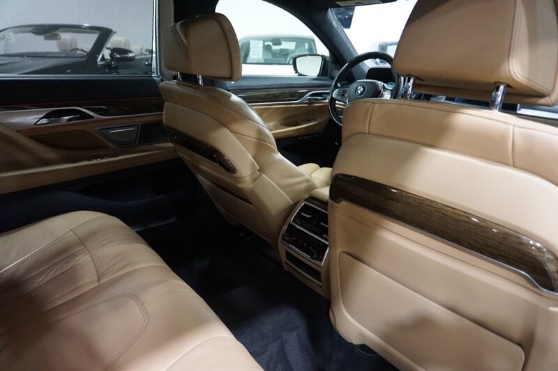 BMW 750i Vehicle Full-screen Gallery Image 30