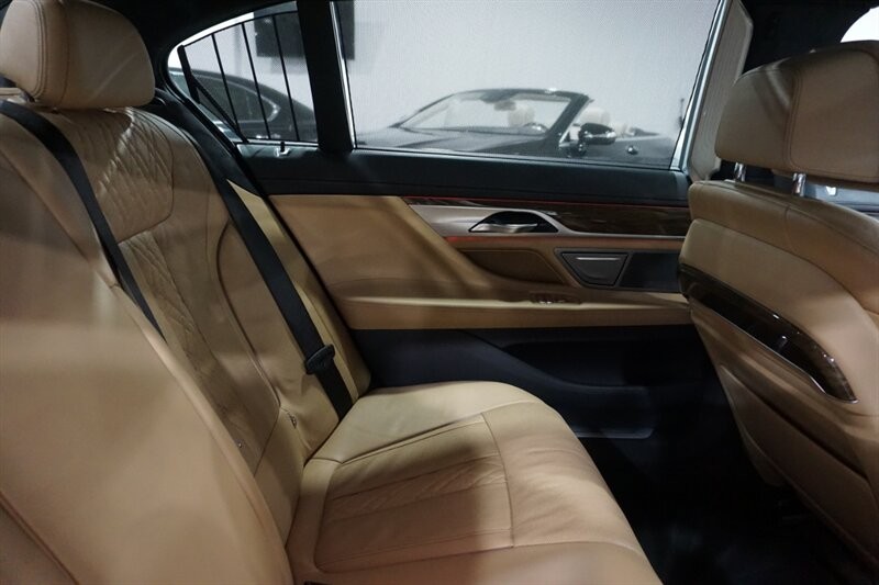 BMW 750i Vehicle Full-screen Gallery Image 31