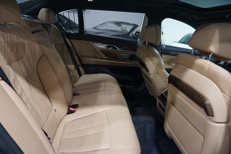 BMW 750i Vehicle Full-screen Gallery Image 32